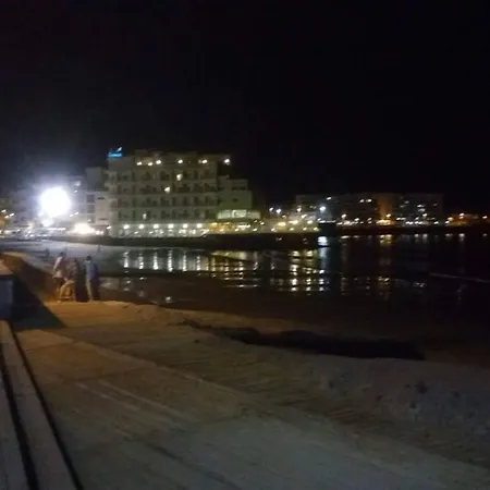 Luminoso Adosado Frente Al Mar